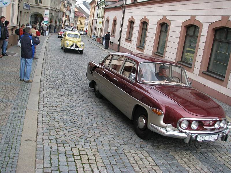 Součástí ÚSTECKÉHO AUTOSALONU se stala i páteční zastávka účastníků první etapy jízdy Trofeo Nike Bohemia 2008 na ústeckém náměstí. Automobily startovaly za Žamberku, z Ústí pokračovaly do České Třebové , Moravské Třebové a Litomyšle.