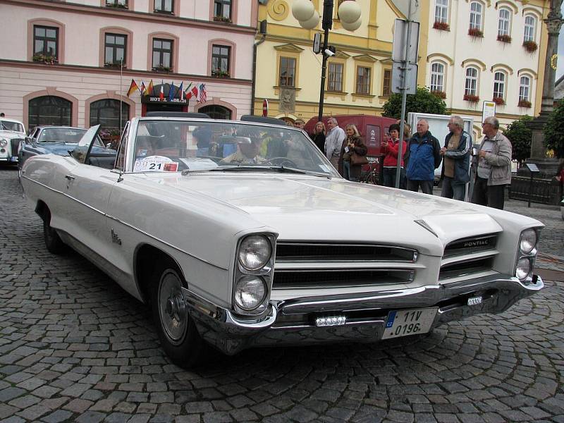 Součástí ÚSTECKÉHO AUTOSALONU se stala i páteční zastávka účastníků první etapy jízdy Trofeo Nike Bohemia 2008 na ústeckém náměstí. Automobily startovaly za Žamberku, z Ústí pokračovaly do České Třebové , Moravské Třebové a Litomyšle.