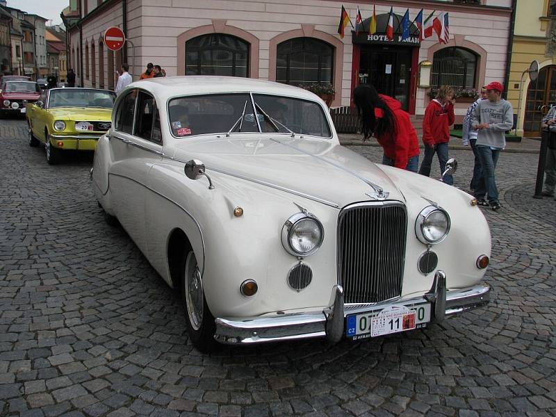 Součástí ÚSTECKÉHO AUTOSALONU se stala i páteční zastávka účastníků první etapy jízdy Trofeo Nike Bohemia 2008 na ústeckém náměstí. Automobily startovaly za Žamberku, z Ústí pokračovaly do České Třebové , Moravské Třebové a Litomyšle.