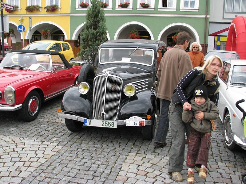 Součástí ÚSTECKÉHO AUTOSALONU se stala i páteční zastávka účastníků první etapy jízdy Trofeo Nike Bohemia 2008 na ústeckém náměstí. Automobily startovaly za Žamberku, z Ústí pokračovaly do České Třebové , Moravské Třebové a Litomyšle.