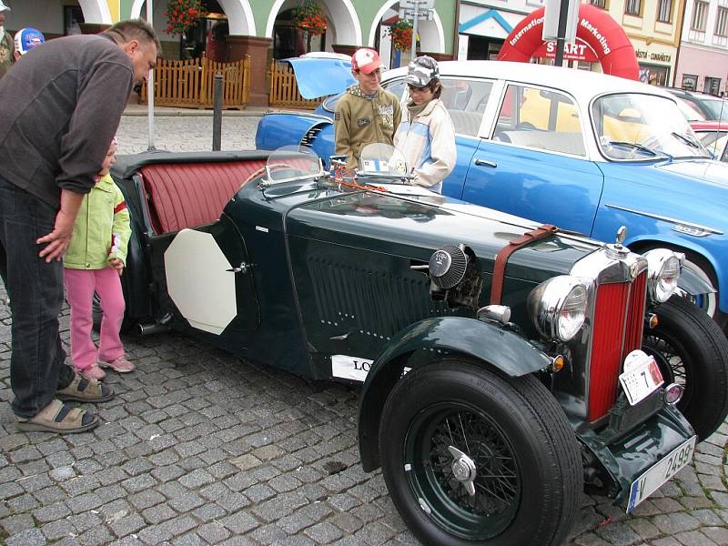 Součástí ÚSTECKÉHO AUTOSALONU se stala i páteční zastávka účastníků první etapy jízdy Trofeo Nike Bohemia 2008 na ústeckém náměstí. Automobily startovaly za Žamberku, z Ústí pokračovaly do České Třebové , Moravské Třebové a Litomyšle.