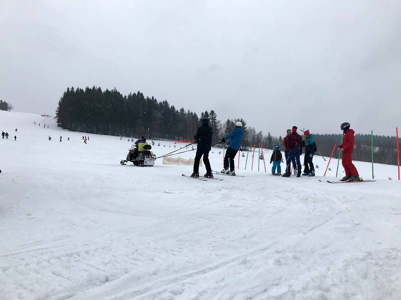 Na jedné sjezdovce je ale přeci jen živo. Vlekaři tahají lyžaře na kopec za skútry nebo čtyřkolkami.