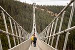 Nejdelší visutý most pro pěší na světě Sky Bridge 721, 9. května 2022, Dolní Morava, Orlickoústecko. Ve výšce 95 metrů překonává údolí Mlýnského potoka z horského hřebene Slamník na hřeben Chlum.