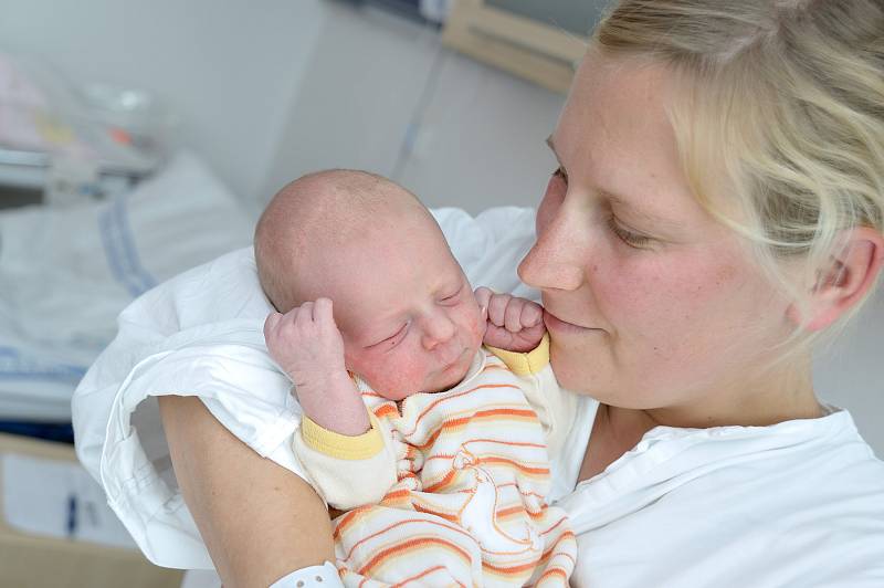 Barbora Jindrová je první radostí pro Hanu Svojanovskou a Michala Jindru z Chlumce nad Cidlinou. Holčička se narodila 13. 10. ve 22.05, kdy vážila 3,11 kg.