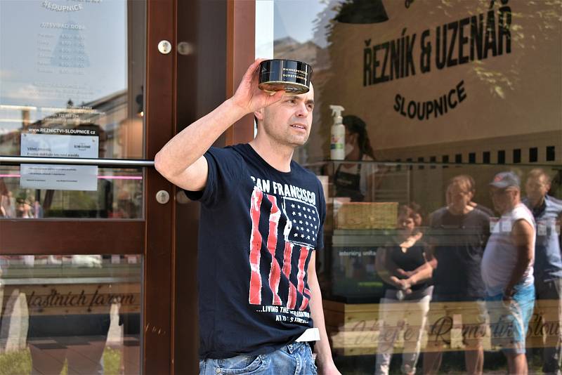 47 párků během pěti minut spořádal maxijedlík Jaroslav Němec v Řeznictví Sloupnice v Lanškrouně