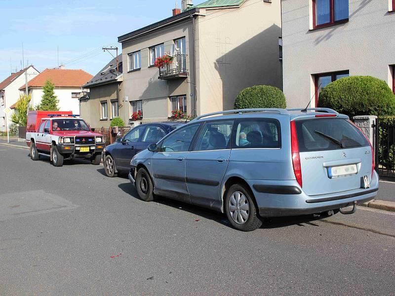 Náraz osobního automobilu do zaparkovaného vozu v Chocni.