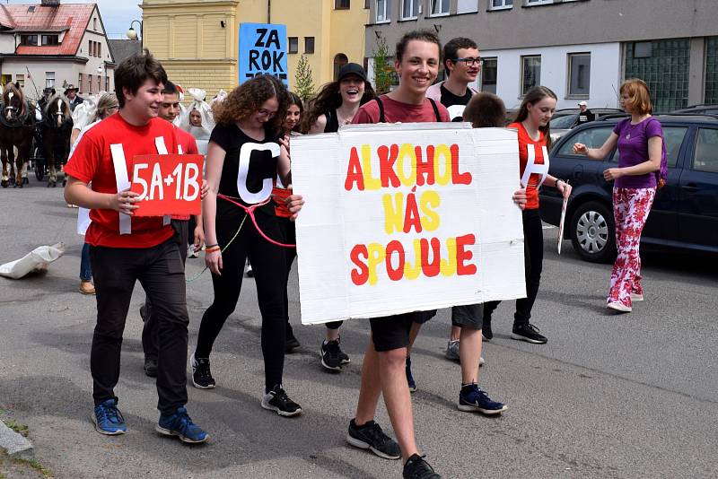 Na majálesový průvod v Žamberku navázala estráda