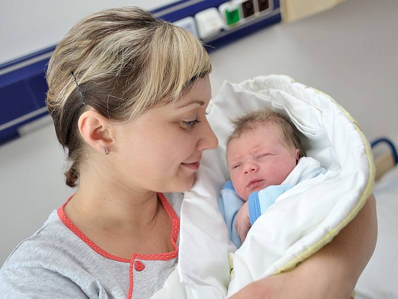 Jakub Pecháček bude doma v Dolní Dobrouči s rodiči Evou a Lukášem i bráškou Toníkem. Na svět si 1. prosince v 1.48 hodin přinesl 3,3 kg.