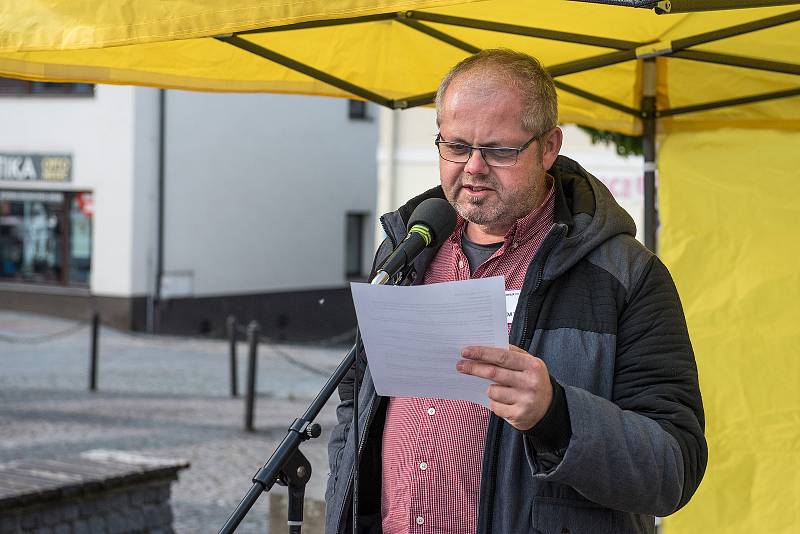 Nejsme slepí. S tímto mottem se na Starém náměstí v České Třebové sešlo okolo stovky lidí lidí na demonstraci za nezávislost justice.