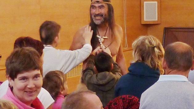 Šaman a bubeník Hivsha z Grónska.