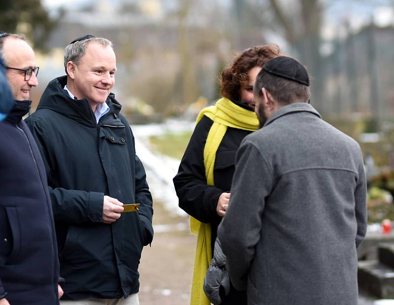 Odhalení pamětní desky pěti obětem holocaustu na hřbitově v Ústí nad Orlicí.