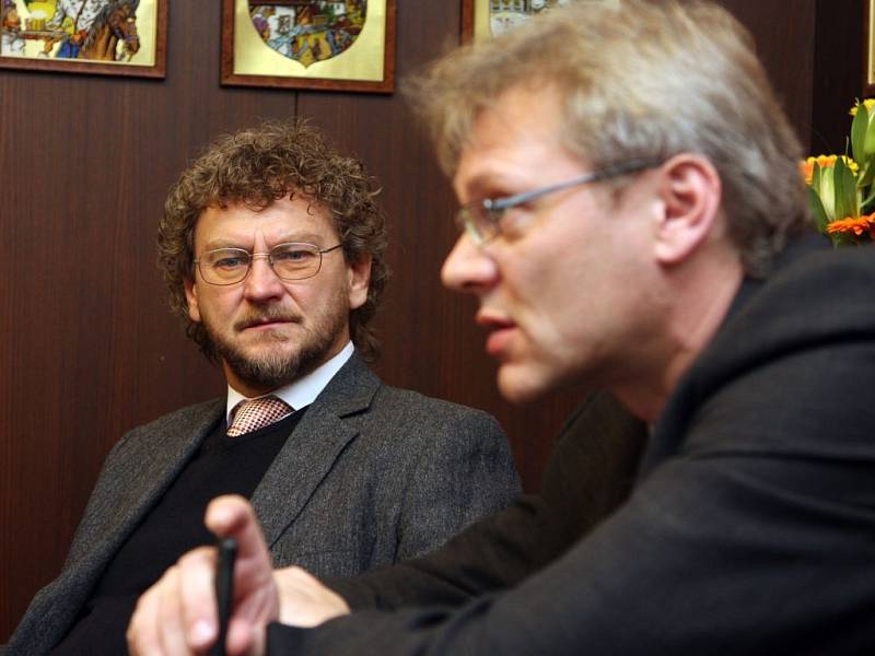 Starostové Ústí nad Orlicí a České Třebové Richard Pešek (vlevo) a Jaroslav Zedník při úterním společném jednání vedení sousedních měst.