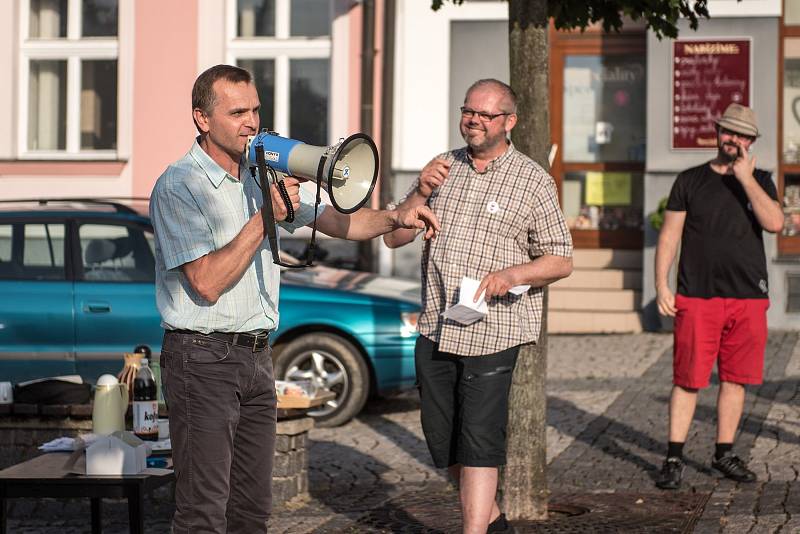 Při demonstraci v České Třebové zavoněl štrúdl