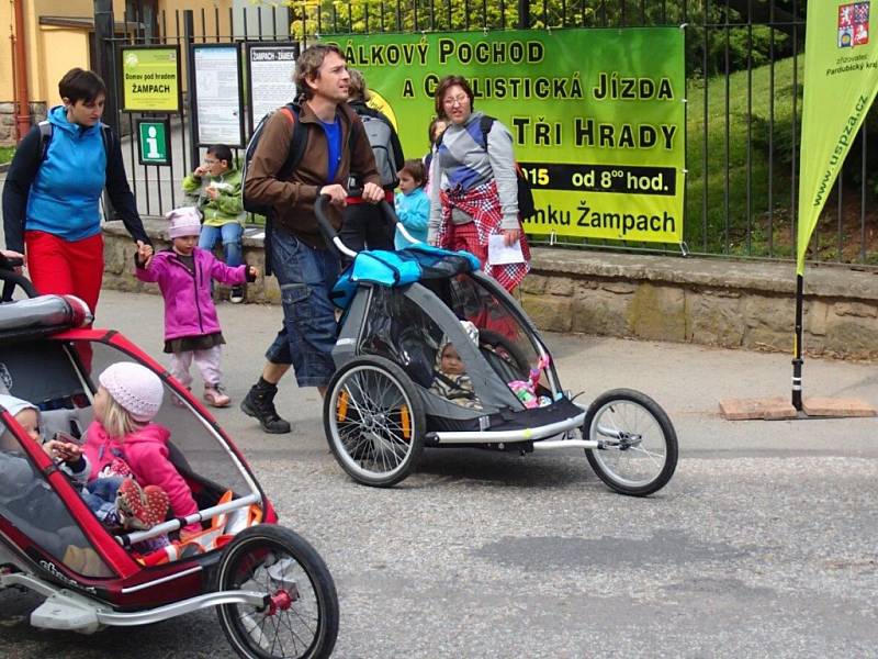 Areál Domova pod Hradem Žampach zaplnili účastníci pochodu Přes tři hrady