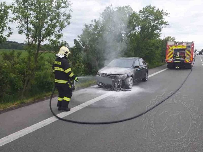 Na silnici I/35 před Vysokým Mýtem hořelo osobní vozidlo.