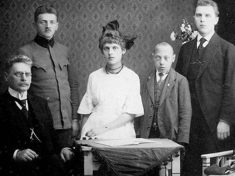 Karel O. Hubálek  (vlevo) s rodinou. Zleva nad otcem syn Jaroslav, dcera Eva, syn Miloš, syn Vladimír.