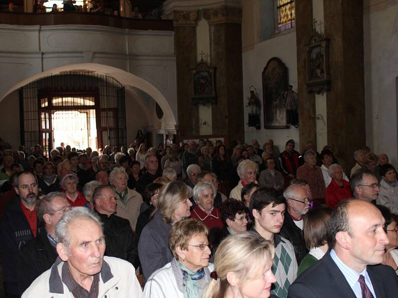 Bohoslužba vyslání vojenského kaplana Jiřího Peška.