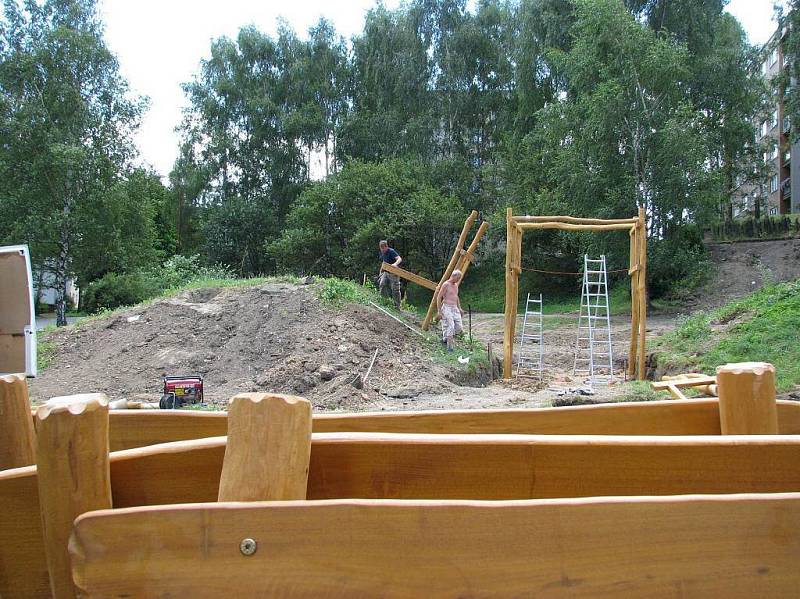 DĚTSKÉ HŘIŠTĚ se zhruba desítkou dřevěných hracích prvků, které nahradí původní kovové prolézačky, se buduje Pod Jelenicí v České Třebové. 