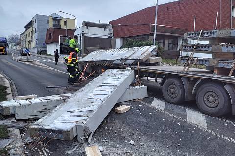 Dopravu v Lanškrouně zastavily betonové panely