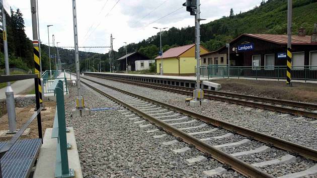 Modernizovaná železniční zastávka a trať v Lanšperku.