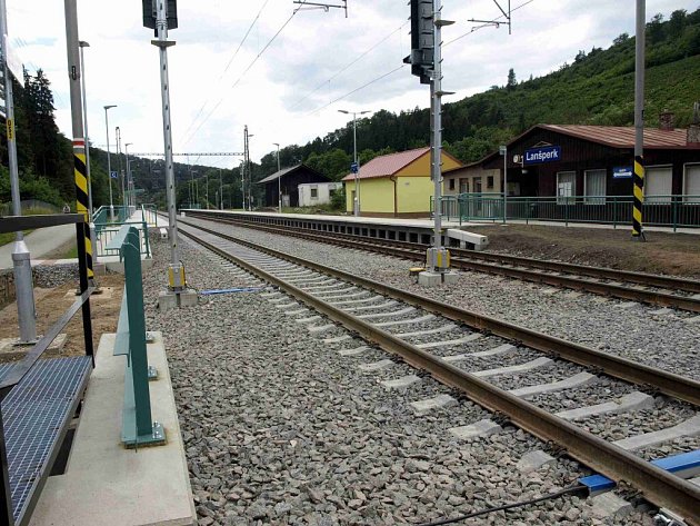 Modernizovaná železniční zastávka a trať v Lanšperku.