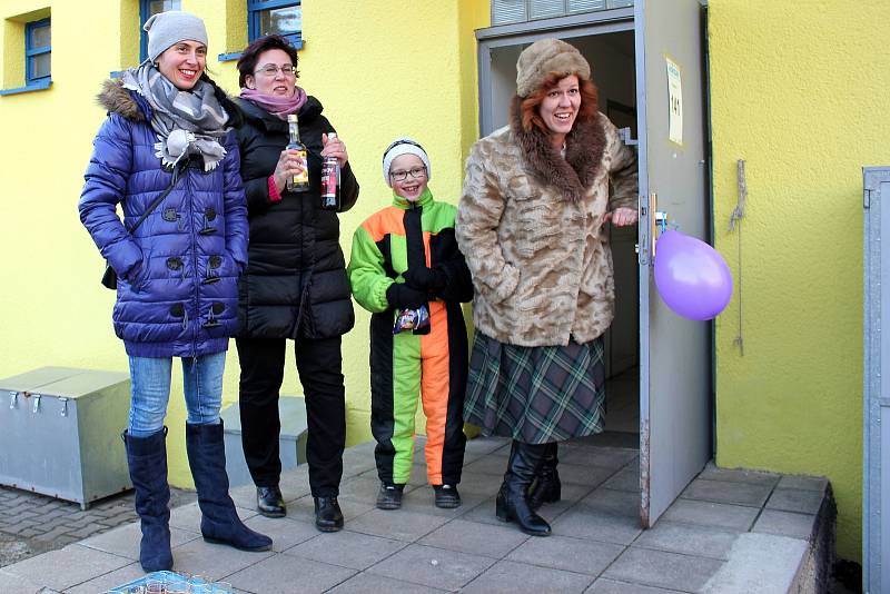 kapela Choceňačka se v sobotu po dopoledním masopustu v Chocni přesunula do Dobříkova. Tady bylo tématem „Shrňme posledních sto let“ a nechyběl ani tanec a dobrá zábava.