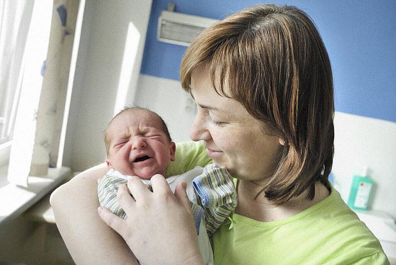 Ota Jež je po Klárce druhou radostí rodičů Michaely Peskové a Petra Ježe z Letohradu. Na svět přišel 5. dubna v 10.02, kdy vážil 3,29 kg.