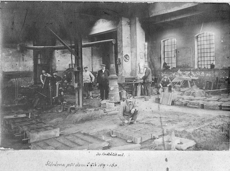 Pohled do slévárny firmy Kudláček na počátku 20. století