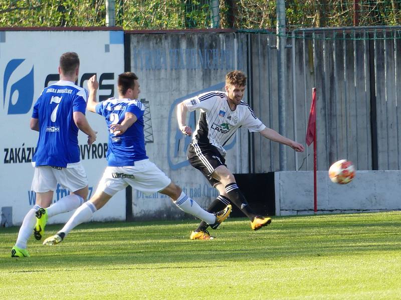 Fotbalisté Ústí nad Orlicí porazili v pátečním utkání ČFL Domažlice 3:0.