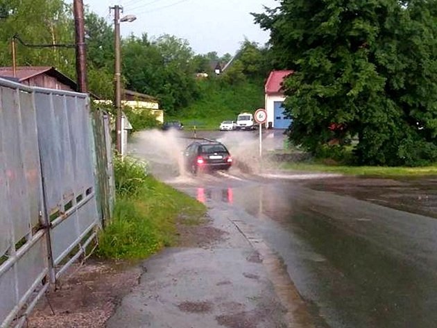 Zalitá silnice v Letohradu.