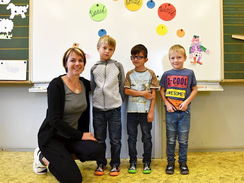 Žáci Danek, Honzík a Milošek z 1. třídy Základní školy Ostrov u Lanškrouna s paní učitelkou Hanou Hamplovou.