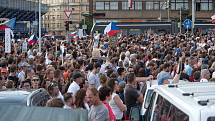 Na největší demonstraci od roku 1989 v Praze na Letné se sešly stovky tisíc lidí.