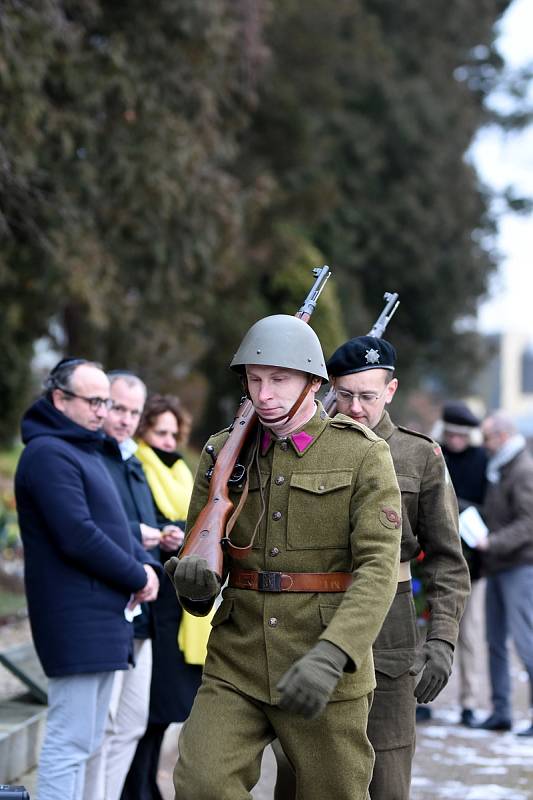 Odhalení pamětní desky pěti obětem holocaustu na hřbitově v Ústí nad Orlicí.