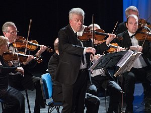 Zahajovací koncert Hudebního festivalu Antonína Bennewitze s Jaroslavem Svěceným.