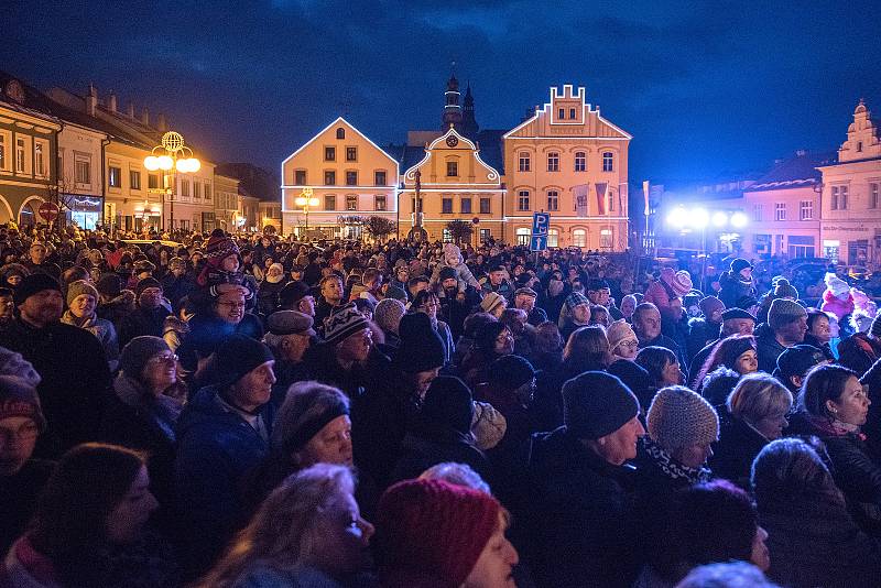 Na Staré náměstí v České Třebové přišly v neděli na rozsvícení vánočního stromu a vánoční výzdoby davy lidí. Městské muzeum zároveň otevíralo výstavu betlémů.