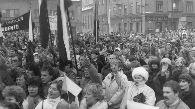 Generální stávka 27. listopadu 1989 v Chocni. Vpravo dole je Josef Lux.