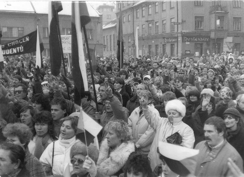 Generální stávka 27. listopadu 1989 v Chocni. Vpravo dole je Josef Lux.