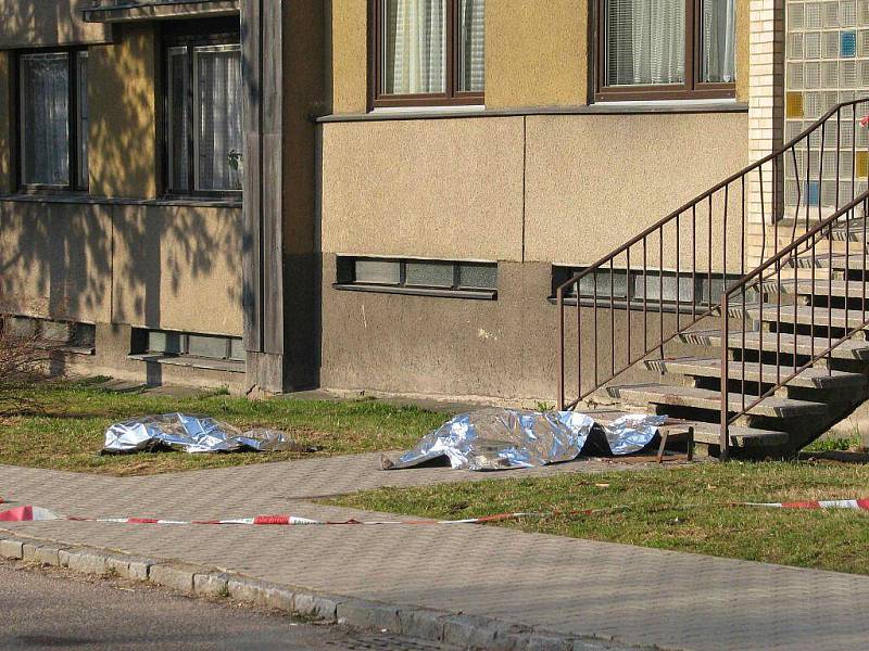 Žena na místě podlehla zraněním po pádu ze 7. patra paneláku na sídlišti Štěpnice v Ústí nad Orlicí.