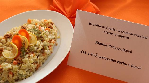 Blanka Provazníková připravila 1 kg přílohového bramborového salátu s karamelizovanými ořechy a koprem.