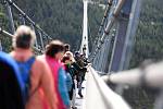 Na nejdelší visutý most na světě Sky Bridge 721 na Dolní Moravě vstoupili v pátek třináctého první stovky turistů.