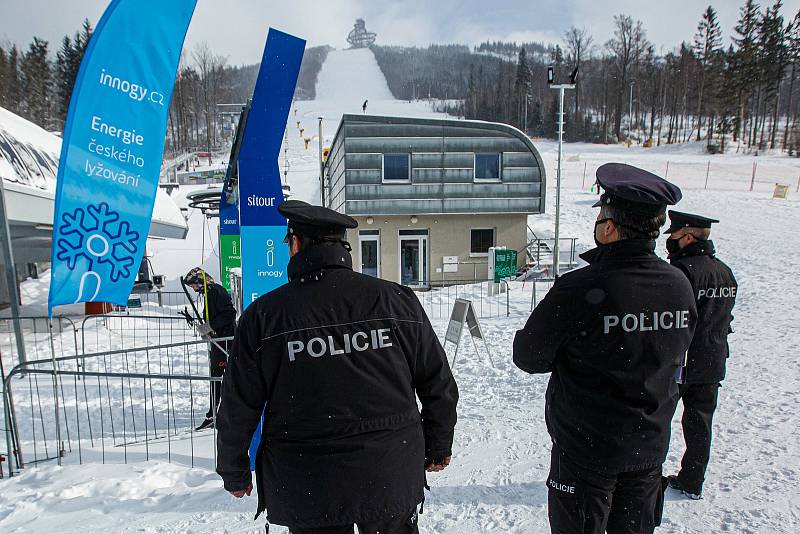 Na Dolní Moravě se ve čtvrtek dopoledne spustila lanovka na základě poskytovaní veřejné služby, jak tvrdí provozovatel.  Policie dorazila kolem třinácté hodiny.