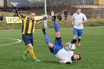 Fotbalisté Lanškrouna (v bílém) dokázali vyhrát ve Svitavách 2:0.