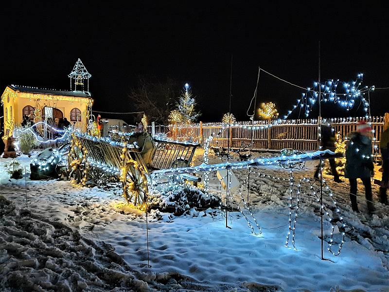 Ve Džbánově u Voděrad znovu svítí vánoční pohádková chaloupka.