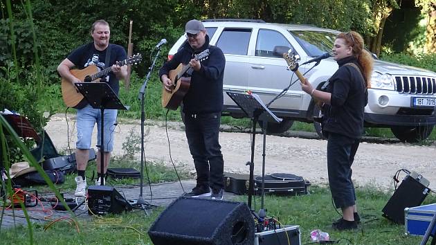 Koncert skupiny Karolína v Domově pro seniory