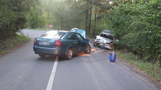 Na silnici mezi obcemi Řetůvka a Sloupnice došlo k čelnímu střetu dvou aut.
