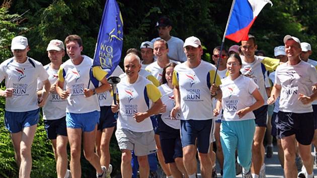 Účastníci běhu World Harmony Run zavítali  v neděli na své pouti i do Ústí nad Orlicí. 