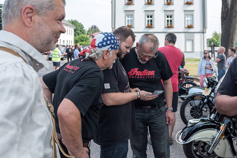 Veteran Car Club Červená Voda pořádal sraz historických vozidel.