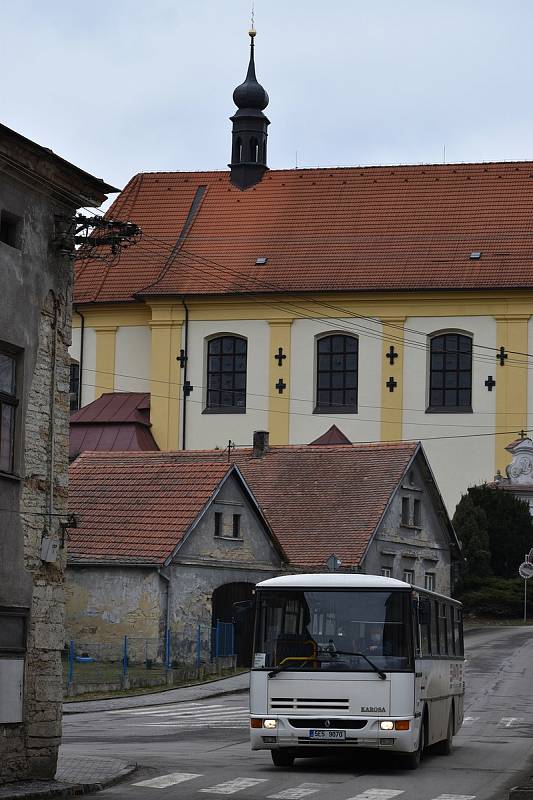 Začátek křížové cesty v Nových Hradech se nachází u Kostela svatého Jakuba Většího