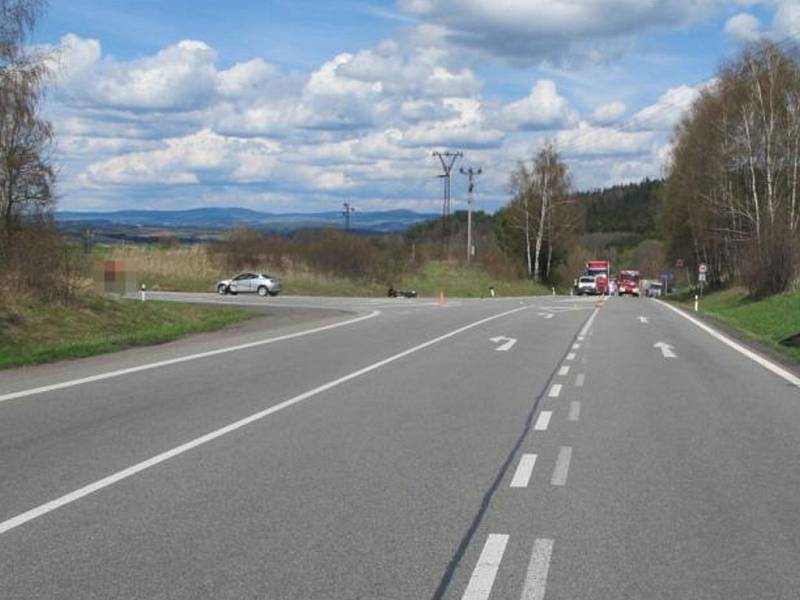 Vážná nehoda osobního auta a motorkáře.