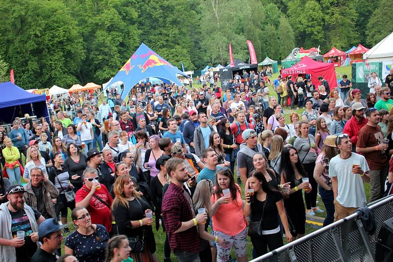 Park Peliny v Chocni na začátku června ovládl JachtaFest. Konal se v pátek a v sobotu, vystoupilo mnoho osobností . Foto: Bohumil Bečička